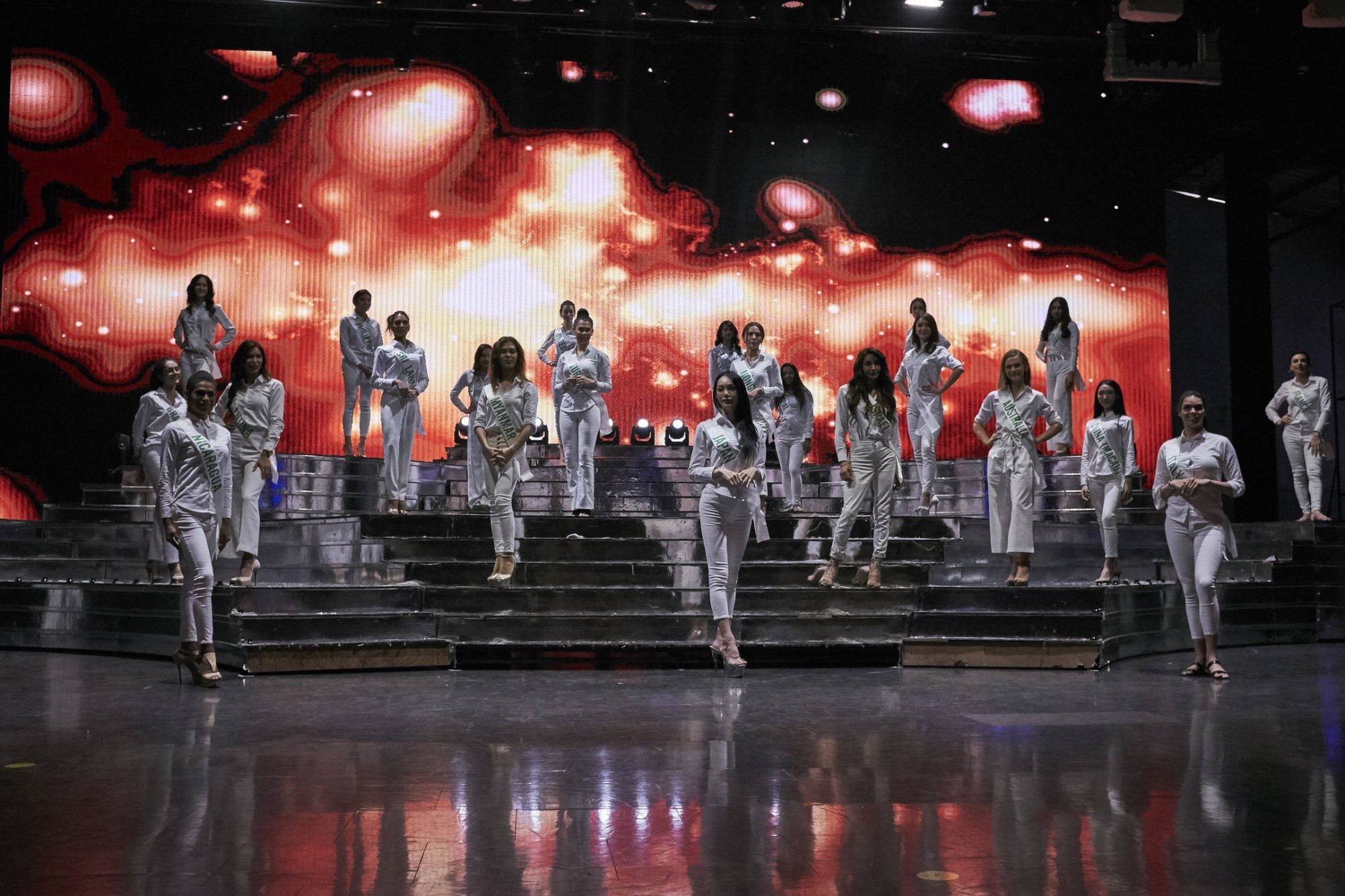 Hương Giang cùng dàn thí sinh tất bật tập luyện trước thềm Chung kết Hoa hậu chuyển giới Quốc tế